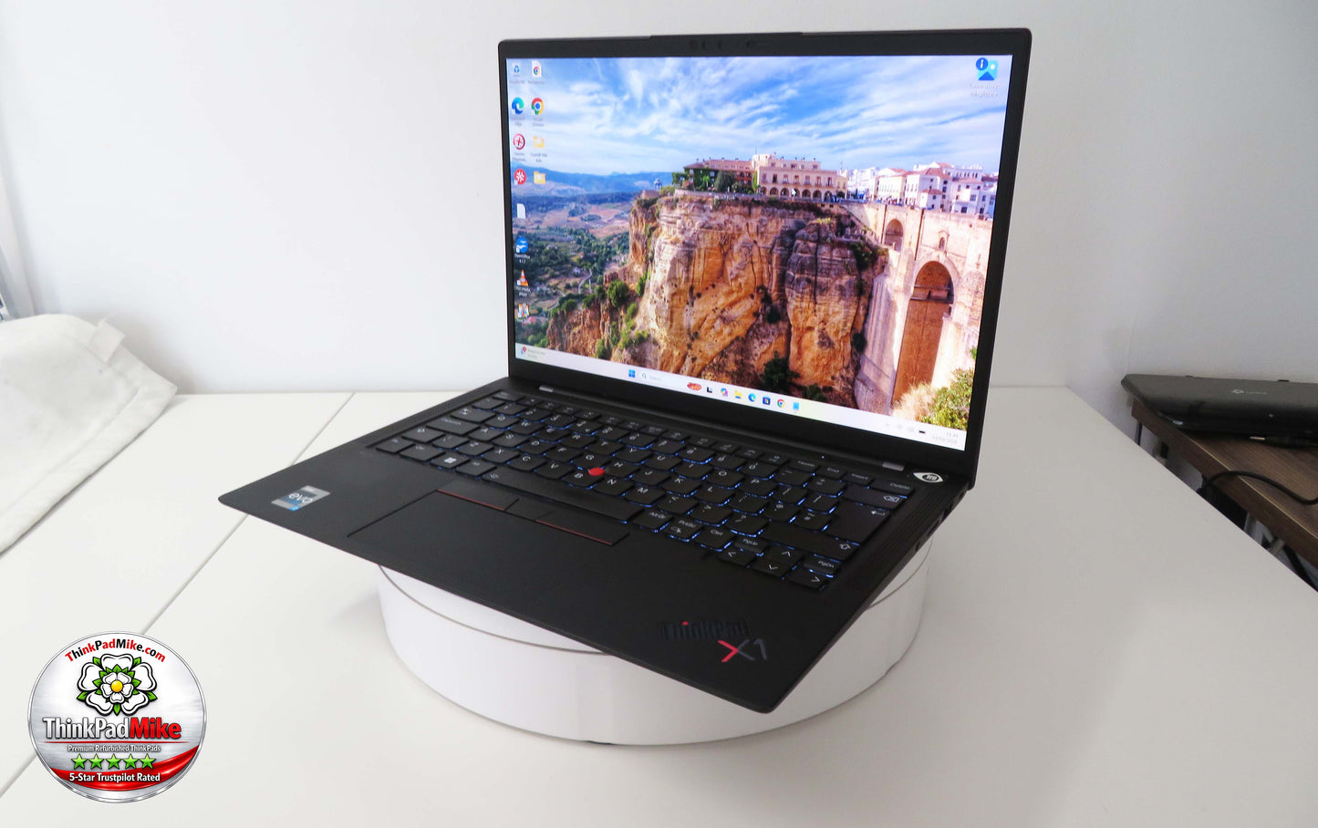 Lenovo ThinkPad X1 Carbon Gen 10 i7-1260P 16GB RAM 256GB SSD 14" OLED (1386)